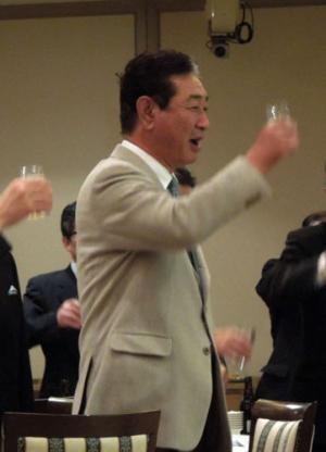 青森の後援者と乾杯する楽天星野監督（撮影・古川真弥）