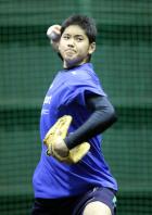 ブルペンで投球する日本ハム大谷(撮影・井上学)