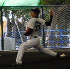 実戦デビューとなる22日広島戦に向けブルペンで投げるロッテ田中(撮影・古川真弥)