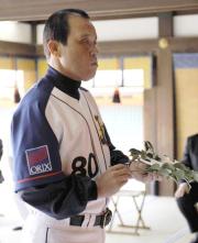 今季の必勝を願うオリックスの岡田監督(共同)