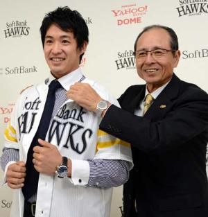背番号「53」のユニホームを王会長(右)から着せてもらう五十嵐(撮影・今浪浩三)