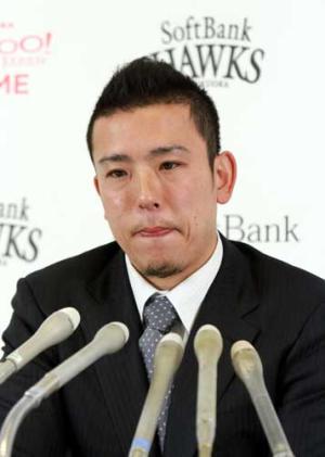 保留し、渋い表情で会見を行うソフトＢ大隣（撮影・藤尾明華）