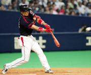 福地が右中間に先制の三塁打を放つ(共同)