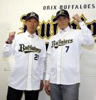 オリックス入団会見を行った八木(左)と糸井(右)(撮影・加藤哉)