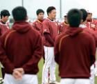 WBC日本代表合宿でチームを離れるため、あいさつする楽天田中(中央)