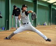 ブルペンで投球する日本ハム・ダルビッシュ（撮影・黒川智章）