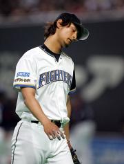 制球難に首をひねるダルビッシュ（撮影・黒川智章）