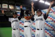 お立ち台でファンに手を上げる日本ハム宮西(左)と星野(撮影・黒川智章)