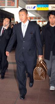 元気のない表情で羽田空港に到着した日本ハム中田(撮影・柴田隆二)