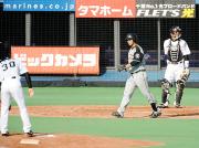 ９回表２死一塁、中田は死球を受け伊藤をにらみつける（撮影・下田雄一）