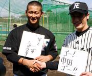 試合前、佐藤隆太（右）と握手する日本ハム中田（撮影・浅見桂子）