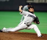 9回に登板した武田久は200試合出場を果たす