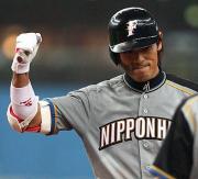 8回表日本ハム2死一、二塁、稲葉は左翼へ適時打を放ちガッツポーズ