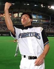 試合後、サインボールをスタンドに投げ込む多田野(撮影・黒川智章)