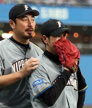 1回に4失点した武田勝(右)に言葉をかける吉井投手コーチ