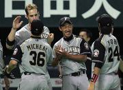 今季初勝利を飾った八木(中央)はウイニングボールを渡され笑顔を見せる