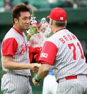 100セーブを達成した広島の永川はブラウン監督と握手を交わす