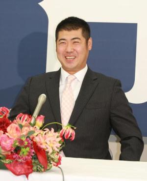 念願の1億円で契約更改を済ませて笑顔を見せる広島大竹(撮影・中牟田康)