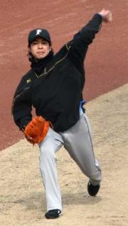登板に備えキャッチボールする武田勝