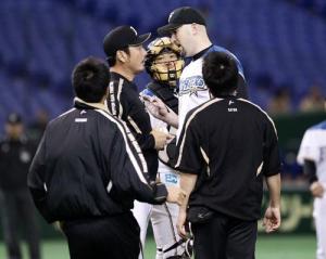 マウンドで吉井投手コーチ（左から２人目）と話すケッペル（同４人目）。捕手鶴岡