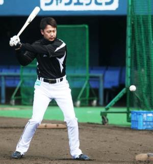 ティー打撃をする二岡
