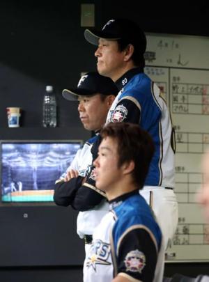 ８回裏の攻撃中、厳しい表情で采配を振るう栗山監督（中央）（撮影・井上学）