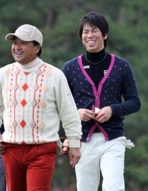 多忙なオフの中ゴルフでリフレッシュする広島前田健、手前はプロゴルファーの倉本