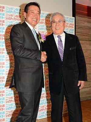 握手を交わす巨人原監督(左)と野村楽天名誉監督(撮影・たえ見朱実)