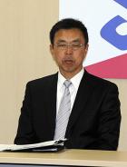 キャンプを前にスタッフ会議を開いたヤクルト小川監督(撮影・酒井清司)