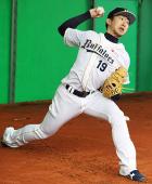 ブルペンで投球するオリックス金子(撮影・今中雄樹)