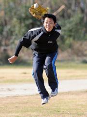 背面キャッチで捕球する今宮(撮影・今浪浩三)