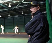 ブルペンで投手陣の投球練習を見つめる王会長(撮影・藤尾明華)