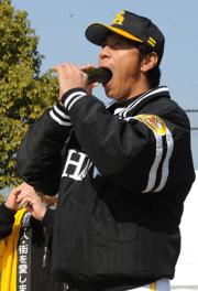 「恵方巻き」を丸かぶりする秋山監督(撮影・多田篤)