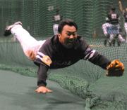 室内特守でボールに飛びつく李（撮影・多田篤）
