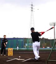 キャンプ初のロングティーで調整する松中（撮影・藤尾明華）