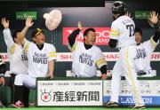 本塁打の田上を迎える小久保（左から２人目）、李（同３人目）