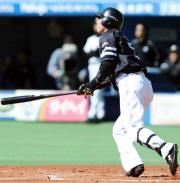 ２回、右越えにソロ本塁打を放つ多村（撮影・小沢裕）