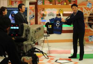 テレビ「DO!すぽ」に生出演した内川(右)はバットを持って実演する
