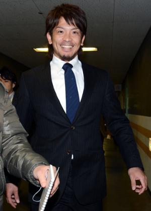 現状維持でサインした松田は記者に囲まれ笑顔を見せる(撮影・今浪浩三)