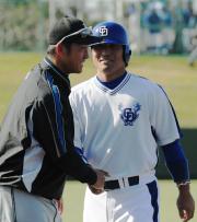 中日平田は試合前、後輩の日本ハム中田（左）からあいさつを受ける