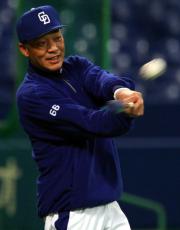 守備練習で落合監督自らノッカーを務める(撮影・清水貴仁)