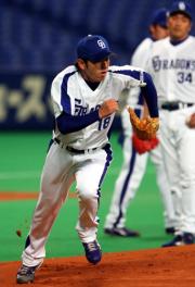 守備練習を行う中里(撮影・清水貴仁)