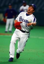 守備練習を行う山本昌(撮影・清水貴仁)