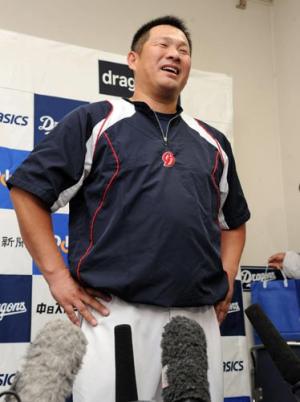 現役続行を表明し笑顔を見せる山崎(撮影・桜井希望)