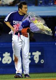 通算3000投球回数を達成した山本昌は花束を受け取る
