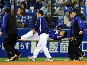 3回裏ヤクルト2死、中前打を捕球し負傷した森野は担架で運ばれる