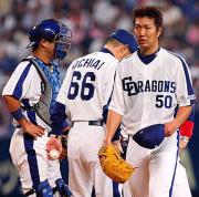 5回途中で降板する佐藤亮(右)。左は落合監督