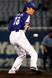７回、佐藤充は代打斉藤の打球に右手で反応