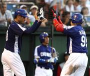 2回表1死一塁、中村紀は2点本塁打を放ち一塁走者の中田とハイタッチ