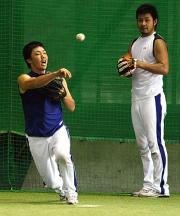 ノックを受ける吉見(左)、右は朝倉(撮影・清水貴仁)